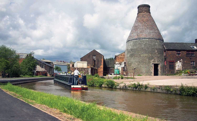 Stoke on Trent bottle kiln and canal