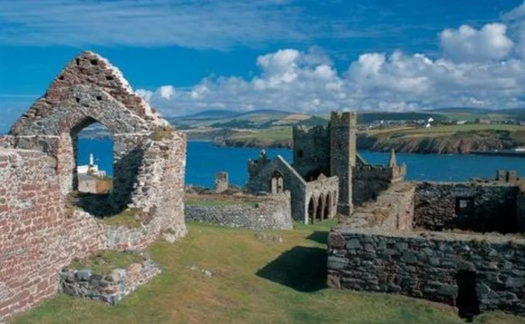isle-of-man-church-ruins-on-clifftop-looking-out-to-sea